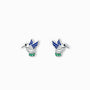 Par de aretes tipo topo con forma de silueta de pajarito en vuelo elaborados en plata ley 925 de 10 mm sobre fondo blanco.