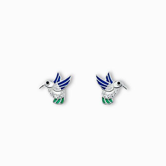 Par de aretes tipo topo con forma de silueta de pajarito en vuelo elaborados en plata ley 925 de 10 mm sobre fondo blanco.