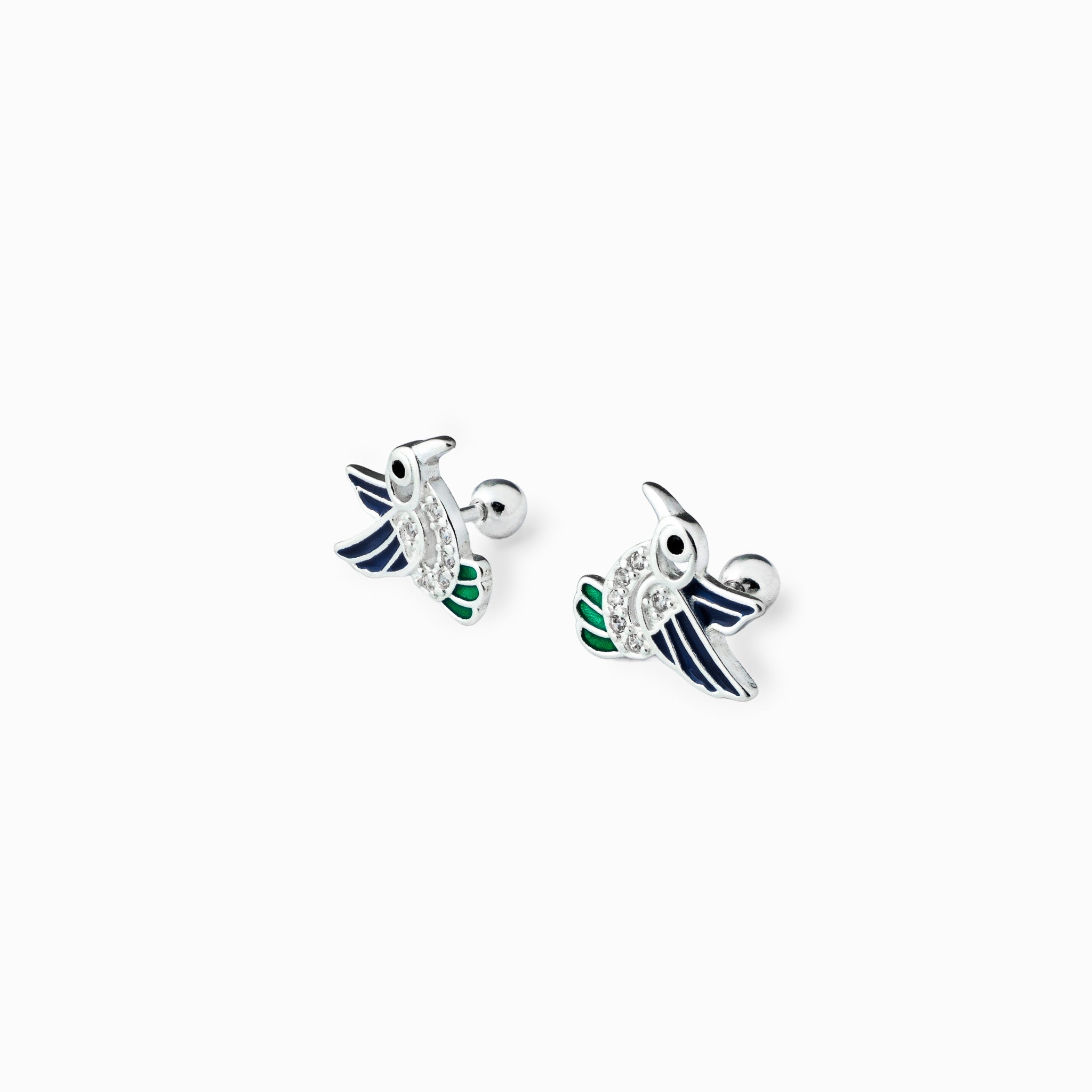 Par de aretes tipo topo con forma de silueta de pajarito en vuelo elaborados en plata ley 925 de 10 mm sobre fondo blanco.