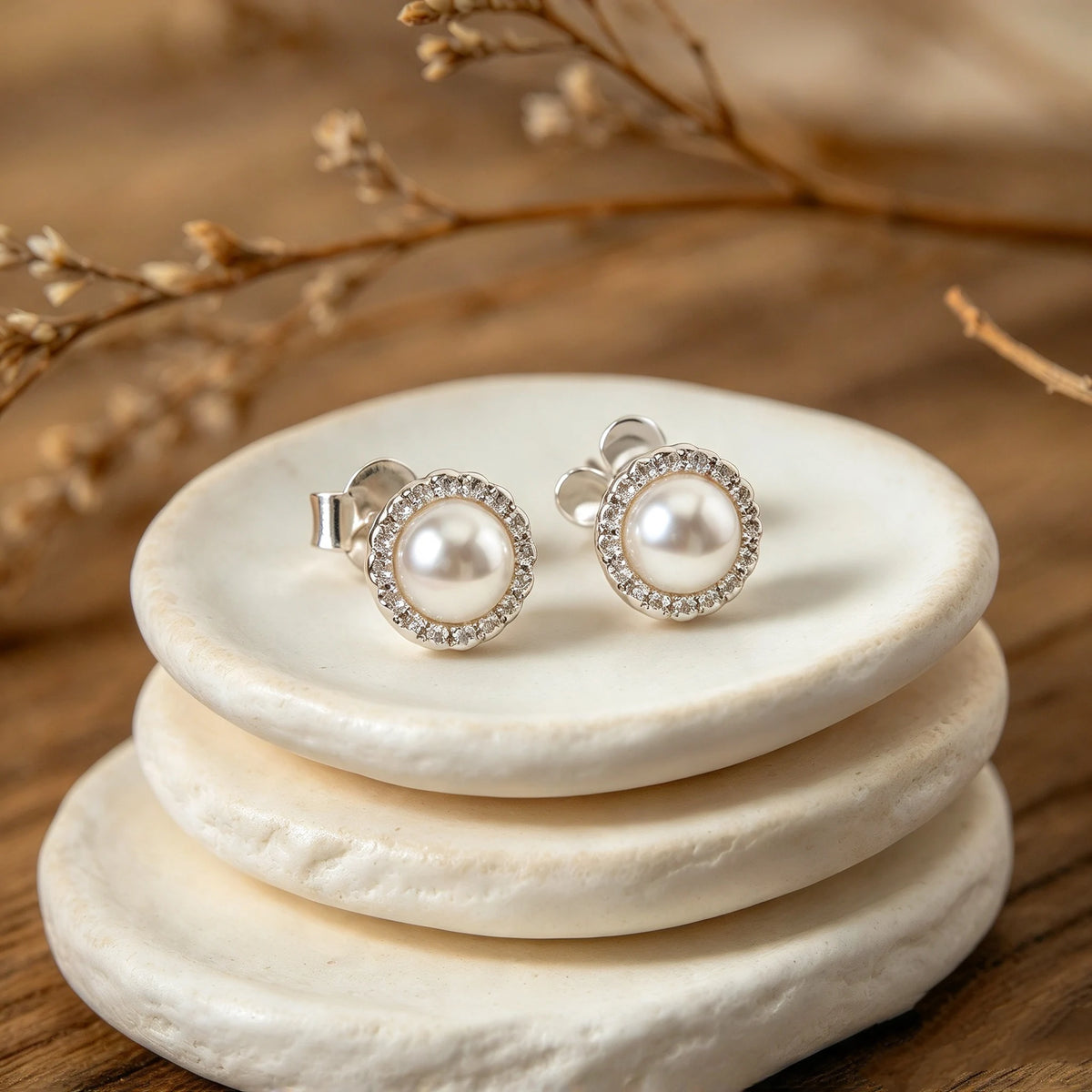 Topos de perla con halo de circones blancos de 7.7 mm en plata ley 925