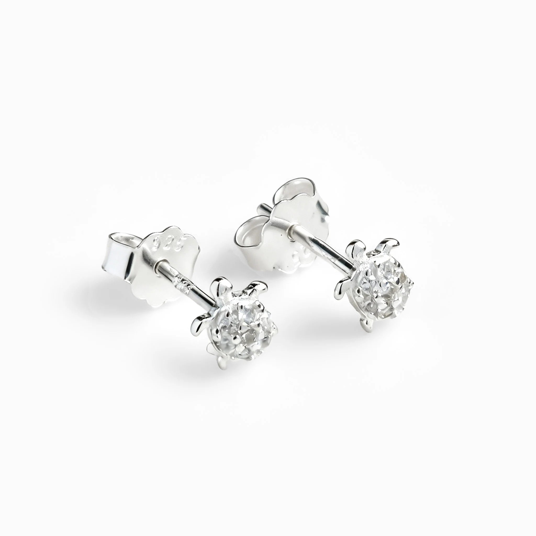 Topos con forma de tortuguita en plata ley 925 de 6x5 mm con circones blancos