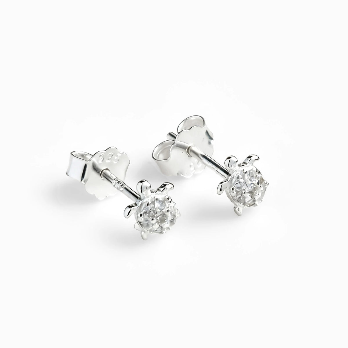Topos con forma de tortuguita en plata ley 925 de 6x5 mm con circones blancos
