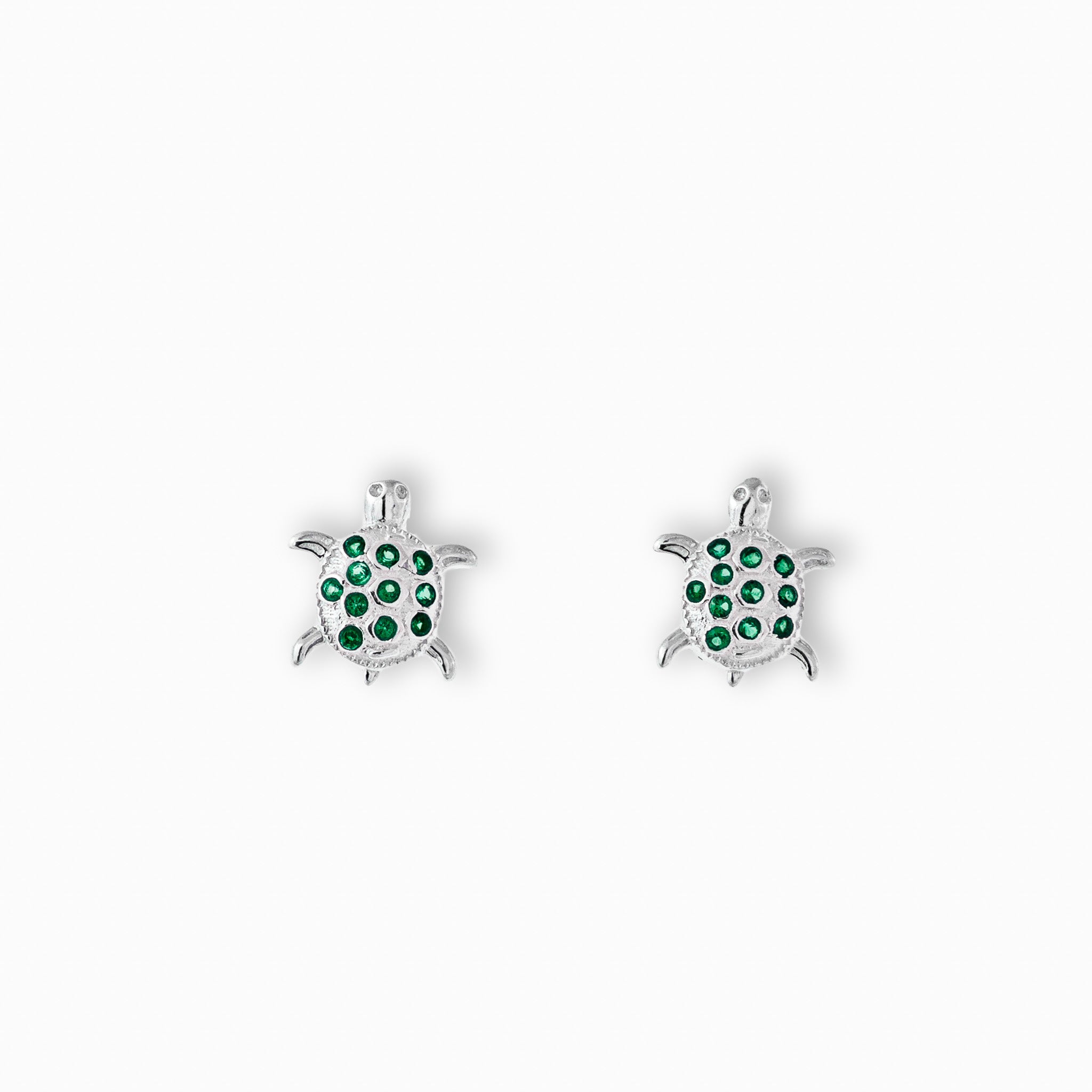 Par de aretes tipo topo con forma de tortuga detallada elaborados en plata ley 925 de 7 mm sobre fondo blanco.
