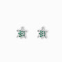 Par de aretes tipo topo con forma de tortuga detallada elaborados en plata ley 925 de 7 mm sobre fondo blanco.
