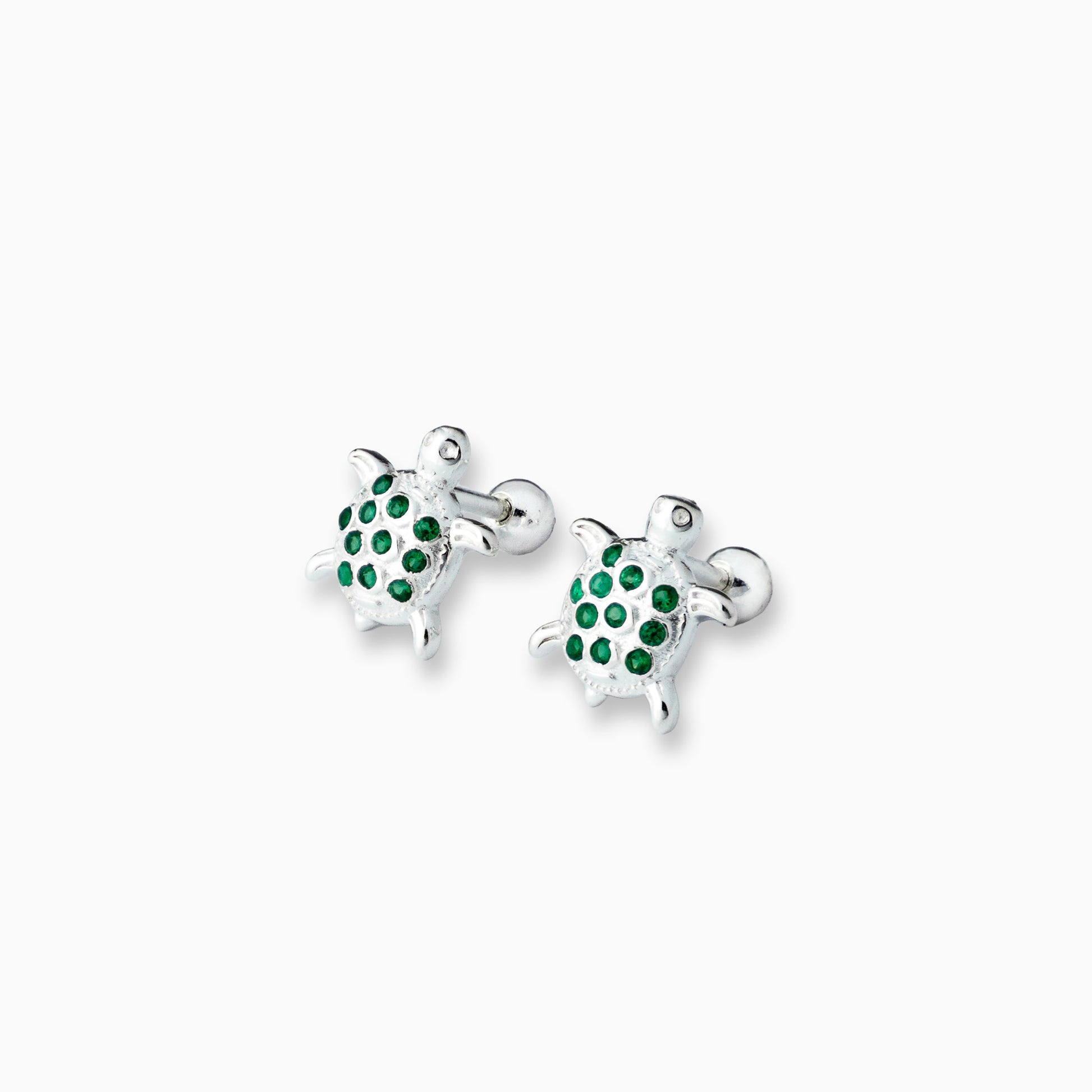 Par de aretes tipo topo con forma de tortuga detallada elaborados en plata ley 925 de 7 mm sobre fondo blanco.
