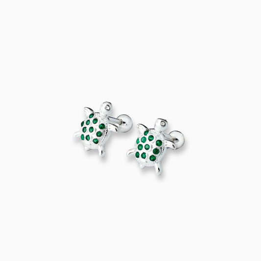 Par de aretes tipo topo con forma de tortuga detallada elaborados en plata ley 925 de 7 mm sobre fondo blanco.
