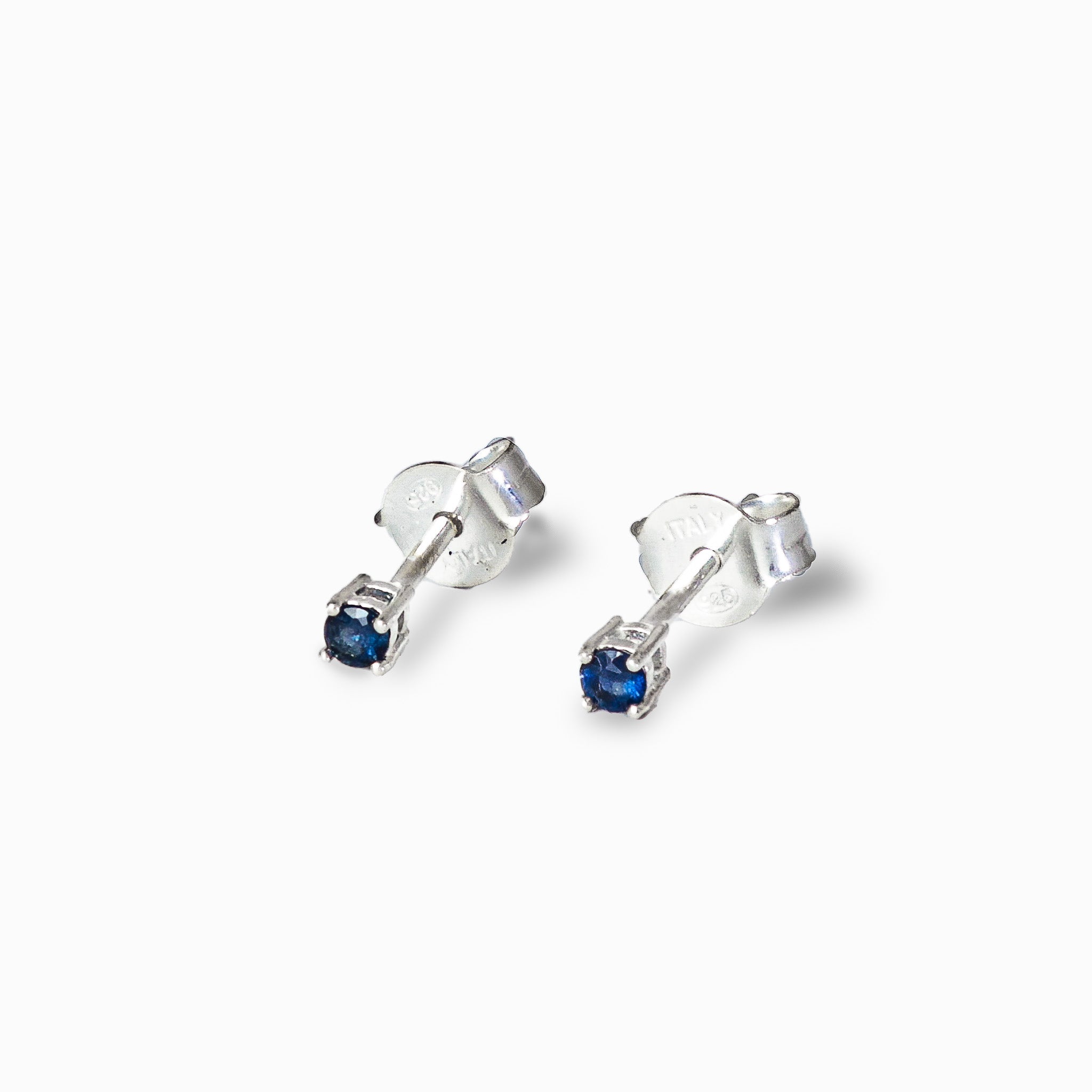 Topos minimalistas de Joyería Esterlina en Plata Ley 925 con zafiros naturales de 2mm.